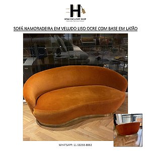 SOFÁ NAMORADEIRA EM VELUDO LISO OCRE COM BASE EM LATÃO – 1,40M (C)
