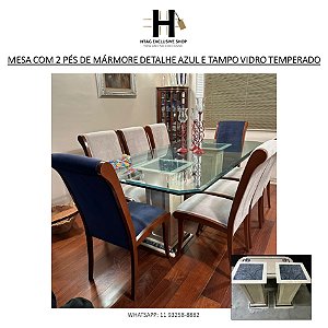 MESA DE JANTAR COM 2 PÉS DE MÁRMORE DETALHE AZUL E TAMPO VIDRO TEMPERADO