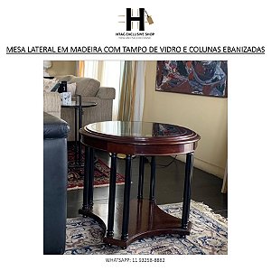 MESA LATERAL EM MADEIRA COM TAMPO DE VIDRO E COLUNAS EBANIZADAS
