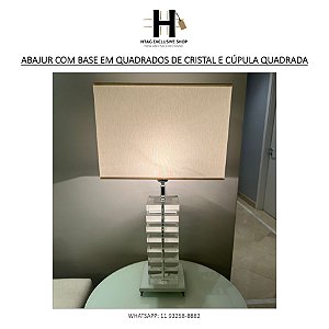 ABAJUR COM BASE EM QUADRADOS DE CRISTAL E CÚPULA QUADRADA