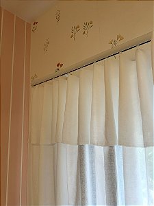 Cortina de babado em cambraia de linho com algodão.