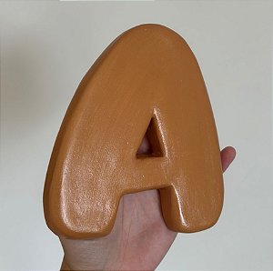 Letra decorativa em cerâmica