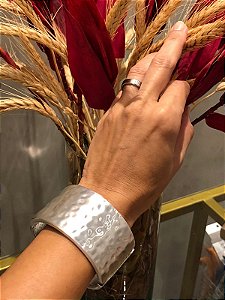 Bracelete Maxi Martelado Acetinado Prata