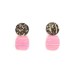 Brinco Base Metal Amassado Resina Rosa