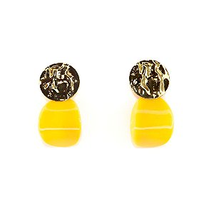 Brinco Base Metal Amassado Resina Amarelo