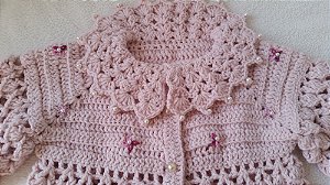 Casaco para bebê com pérolas