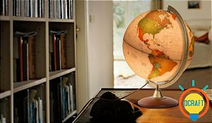 GLOBO COLOMBO 30CM ANTIGO COM LUZ BASE MADEIRA