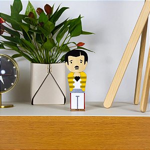 ESCULTURA DE MADEIRA KOKESHI FREDDIE MERCURY