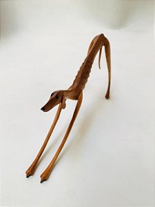 ESCULTURA MADEIRA CACHORRO ESPREGUICANDO P 26CM