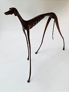 ESCULTURA MADEIRA CACHORRO EM PE OLHANDO PARA CIMA 42CM