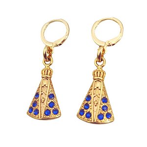 Brinco argolinha com pingente de Nossa Senhora Aparecida strass azul folheado em ouro