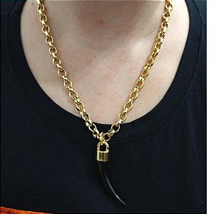 Colar Dourado Correntaria com detalhe Preto Dente de Tigre