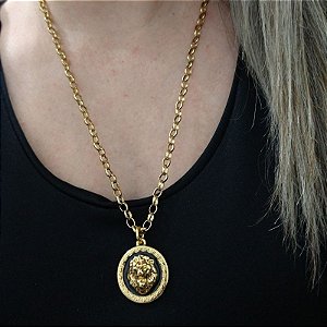 Colar longo Correntaria Dourado com detalhe em resina Preta Leão