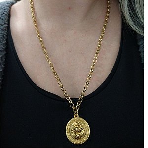 Colar longo Correntaria Dourado com detalhe de Leão