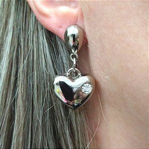 Brincos de pino com pingente de coração e pingo de strass folheado em ródio (Prateado) Bem Querer