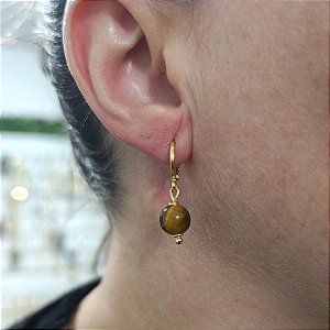 Brincos de argola com pingente pedra olho de tigre folheado em ouro