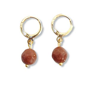 Brincos de argola com pingente de pedra do sol marrom Signo Capricórnio folheado em ouro