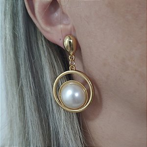 Brincos com pino e detalhe em em Pérola grande  Laila folheado em ouro