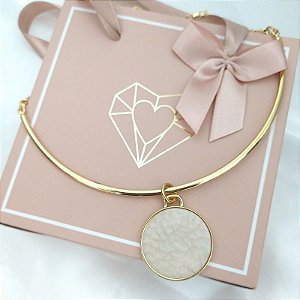 Colar com aro fixo e pingente redondo resinado em bege -  Nelle folheado em ouro