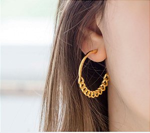 Brinco de argola com detalhes em correntes folheado em ouro