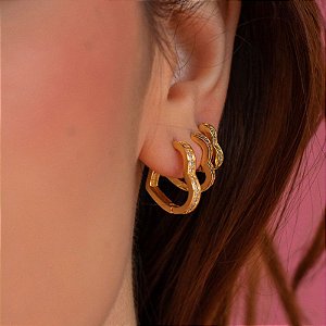 Kit de brincos fechamento em clique formato coração com zircônias folheado em ouro ( trio)