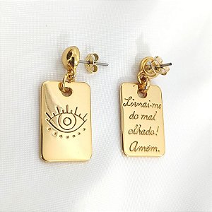 Brincos com pino e pingente placa quadrada Olho Grego + livrai mal olhado  folheado em ouro