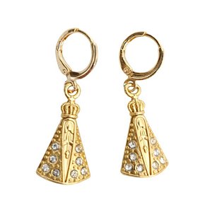 Brinco argolinha com pingente de Nossa Senhora Aparecida strass branco folheado em ouro