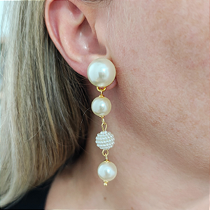 Brincos de pino com Pérolas liso e com detalhes crespos folheado em ouro