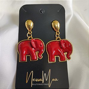 Brincos de pino formato gota com pingente Elefante vermelho ( resina) folheado em ouro
