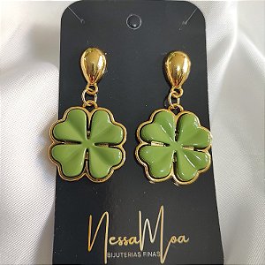 Brincos de pino formato gota com pingente Trevo verde ( resina) folheado em ouro