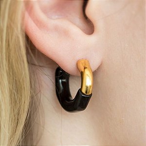Brincos Argola com resina Preta folheado em ouro