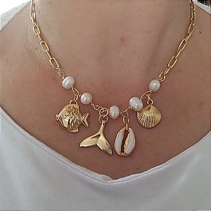 Colar correntaria com pingente de búzio branco, concha, barbatana baleia e  peixe folheado em ouro