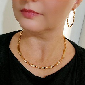 Colar aro fixo com detalhes torcido folheado em ouro