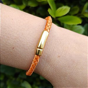 Pulseira courino trançado Fino cor Laranja com detalhe folheado em ouro
