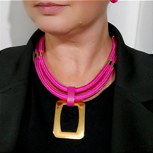Colar Corda Rosa com detalhe quadrado folheado em ouro