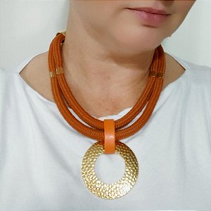 Colar Corda Laranja com peça redonda folheado em ouro ( LIMITADA)