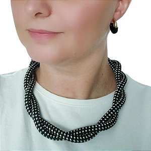 Colar Corda torcido com cor mesclada preto e branco poa com acabamentos folheado em ouro ( LIMITADA)