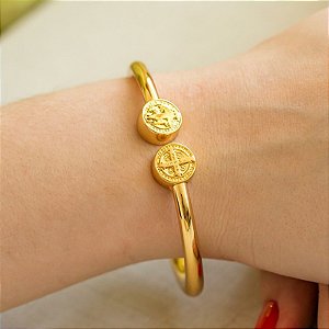 Bracelete Articulado com duas ponteiras de moeda de São Bento Folheado em Ouro ( ajustável)