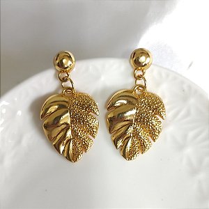 Brincos de pino com pingente de folha pequena folheado em ouro