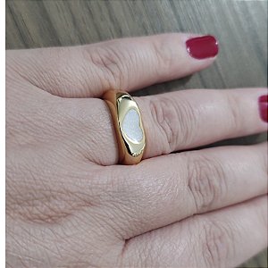 Anel com coração perolado resinado folheado em ouro ( tamanho 20 )