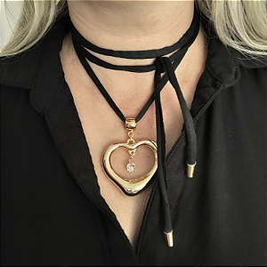 Colar coração com strass e fio de malha preto com acabamento folheado em ouro
