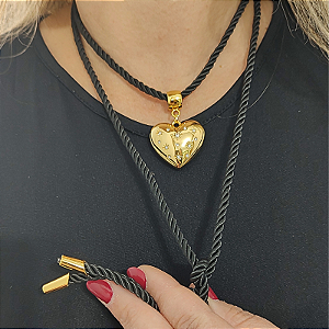 Colar coração redondo com strass e fio de são francisco preto com acabamento folheado em ouro