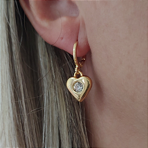 Brincos argola com pingente coração com strass pequeno folheado em ouro