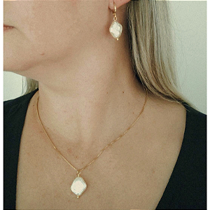 Conjunto  Brincos argola  + Colar com detalhes pingente pérola barroca Triangulo fake folheado em ouro