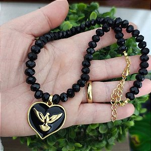 Colar com cristais preto e pingente de Espírito Santo Resinado Preto folheado a ouro