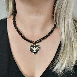 Colar com cristais preto e pingente de Espírito Santo Resinado Preto folheado a ouro