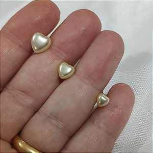 Kit de brincos com fechamento em pino pérola formato coração folheado em ouro