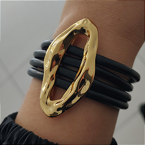 Bracelete courino com peça geométrica martelada acabamento folheado em ouro
