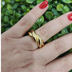 Anel com detalhes torcidos folheado em Ouro ( tamanho 19)