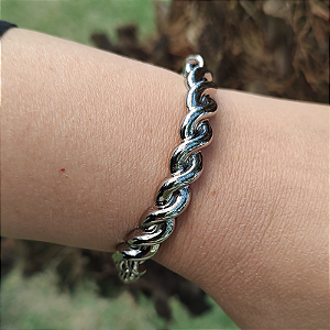 Pulseira correntaria com peça meio rígido e detalhes torcidos folheado em Ródio